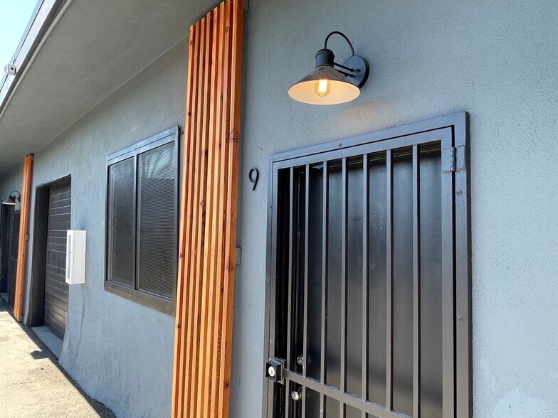 More Photos Of 15922 Strathern St, Van Nuys Warehouse For Lease