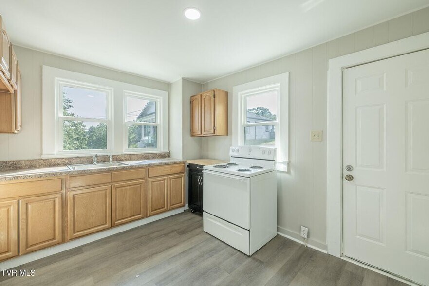 More Photos Of 457 E Bernard Ave, Greeneville General Retail For Sale