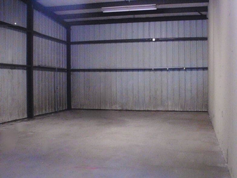 More Photos Of 4870 Six Oaks Dr, Tallahassee Warehouse For Lease