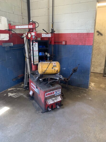More Photos Of 7811 Southtown Crossing Blvd, Fort Wayne Auto Repair For Sale