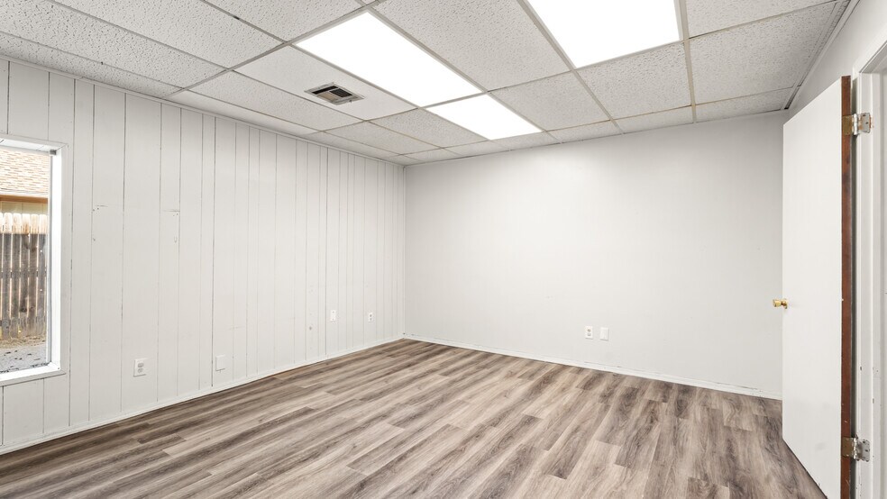 More Photos Of 8720 S Penn Ave, Oklahoma City Office For Sale