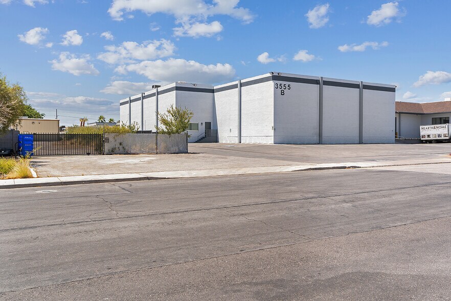 More Photos Of 3555 W Quail Ave, Las Vegas Warehouse For Lease
