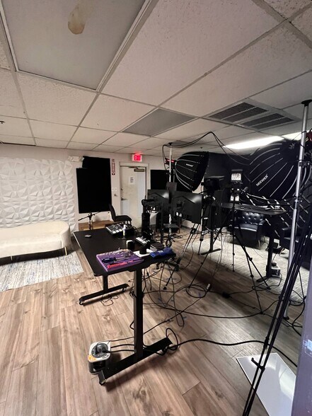 More Photos Of 8140 E Butherus Dr, Scottsdale Auto Dealership For Lease