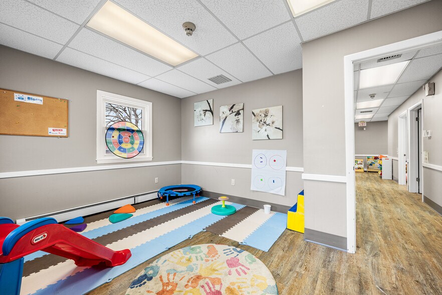 More Photos Of 131 Boston Post Rd, East Lyme Office For Lease