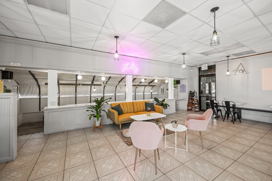 More Photos Of 4413 S Tamiami Trl, Sarasota Restaurant For Sale