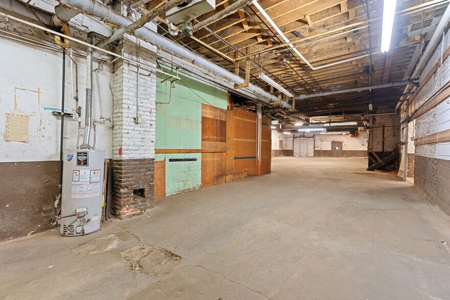 More Photos Of 314 E Market St, Warsaw Showroom For Sale