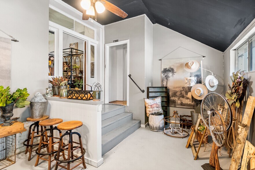 More Photos Of 702 Front St, Comfort Freestanding For Sale