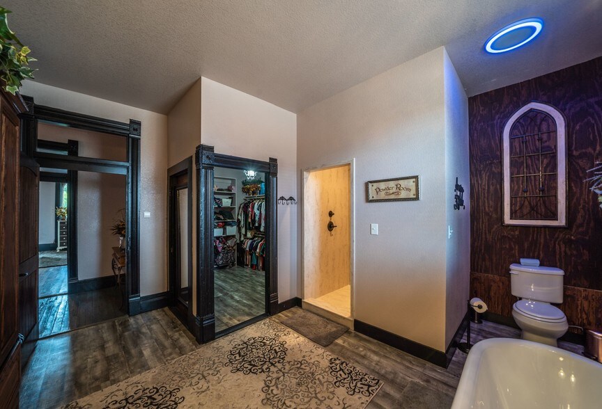 More Photos Of 75 N Waco St, Hillsboro General Retail For Lease