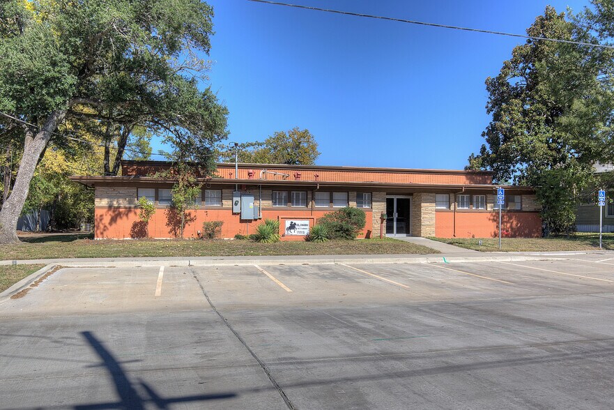 Primary Photo Of 217 College St, Sulphur Springs Freestanding For Sale