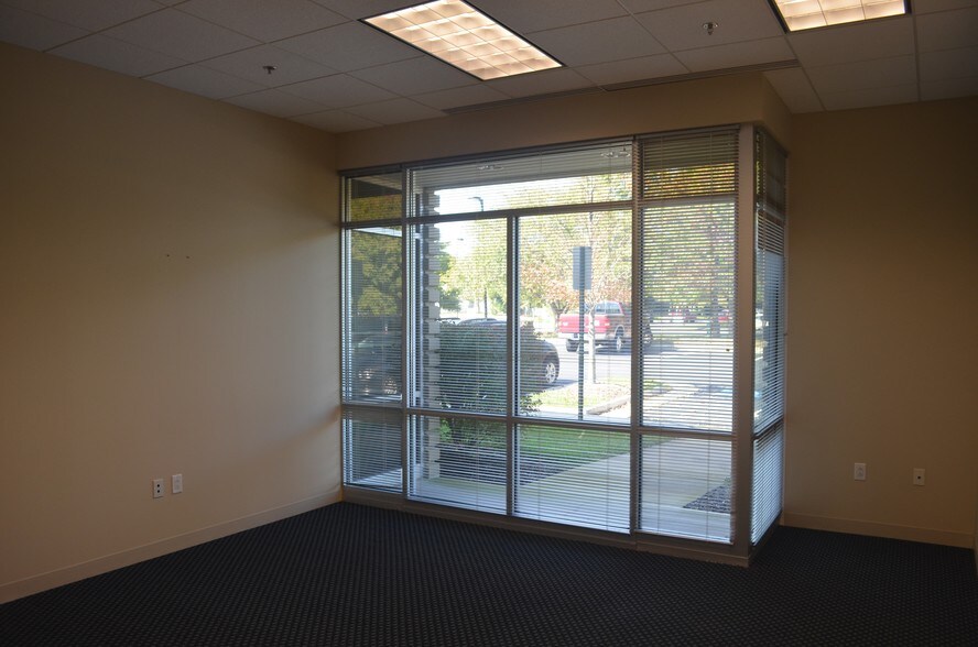 More Photos Of 4170 Lafayette Center Dr, Chantilly Light Distribution For Sale