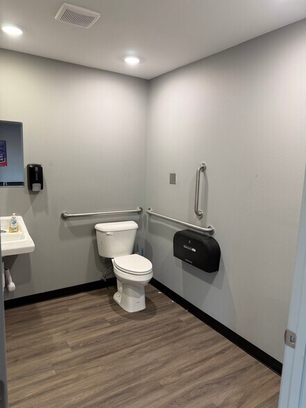 More Photos Of 822 N Creek Dr, Conway Auto Repair For Lease