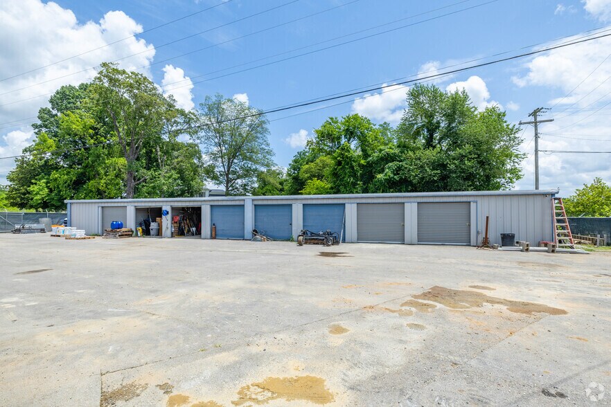 More Photos Of 2526-2530 Duplex Rd, Spring Hill Showroom For Sale