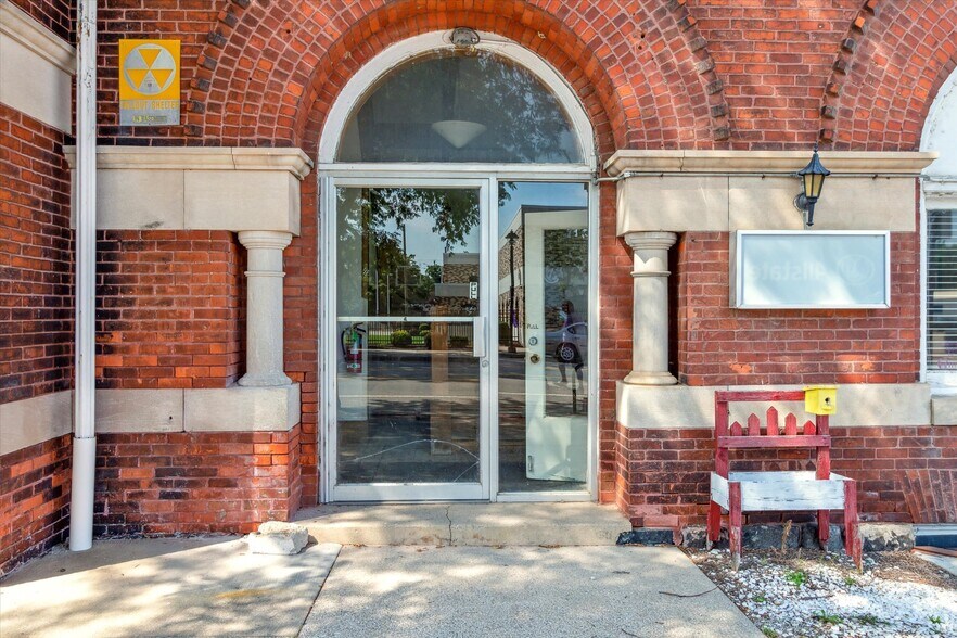 More Photos Of 225 E Superior St, Alma Office For Sale