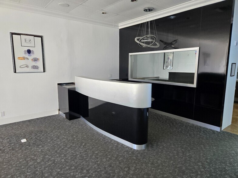 More Photos Of 73320 El Paseo, Palm Desert Storefront Retail Office For Lease