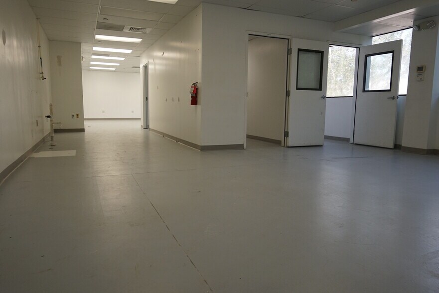 More Photos Of 1121 W Newport Center Dr, Deerfield Beach Warehouse For Lease