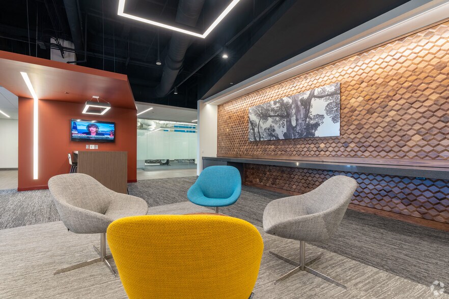 More Photos Of 8550 W Bryn Mawr Ave, Chicago Office For Lease
