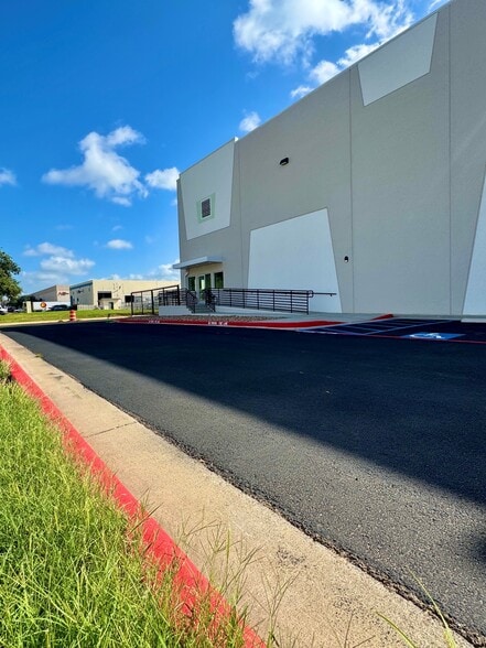 More Photos Of 13101 Spivey Dr, Laredo Industrial For Lease