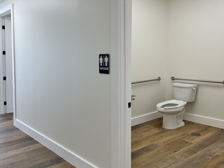 More Photos Of 1704 Westair, Gainesville Warehouse For Sale