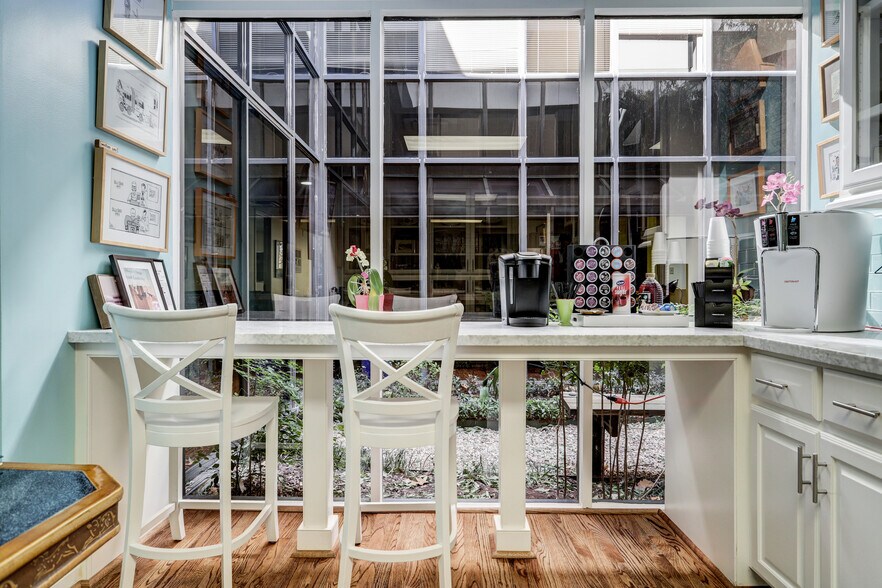 More Photos Of 2028 Buffalo Ter, Houston Office For Lease