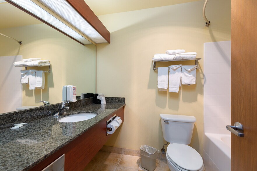 More Photos Of 550 SE Highway 101, Lincoln City Hotel For Sale