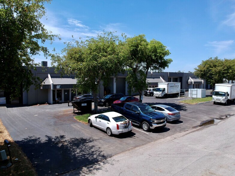 More Photos Of 2290-2336 W 77th St, Hialeah Warehouse For Lease