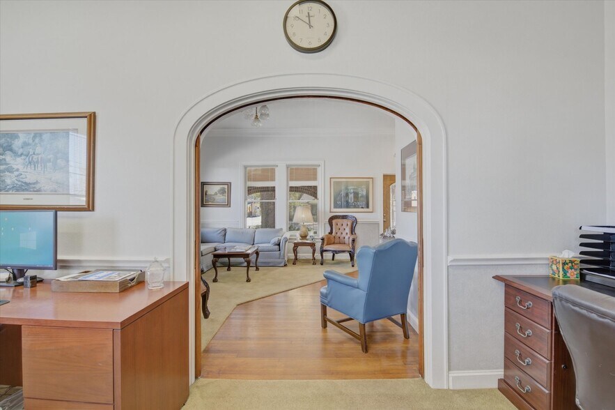 More Photos Of 717 E 1st St, Humble Office Residential For Sale