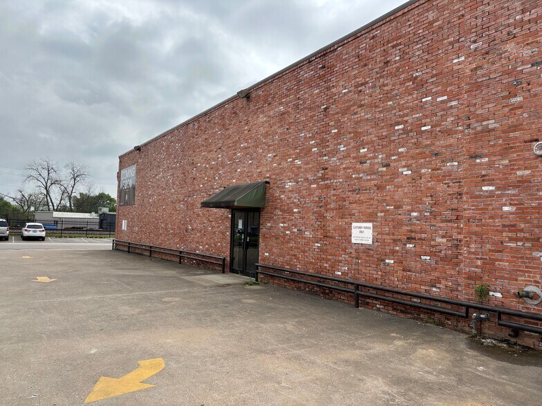 More Photos Of 201 N Pacific St, Conroe Freestanding For Lease