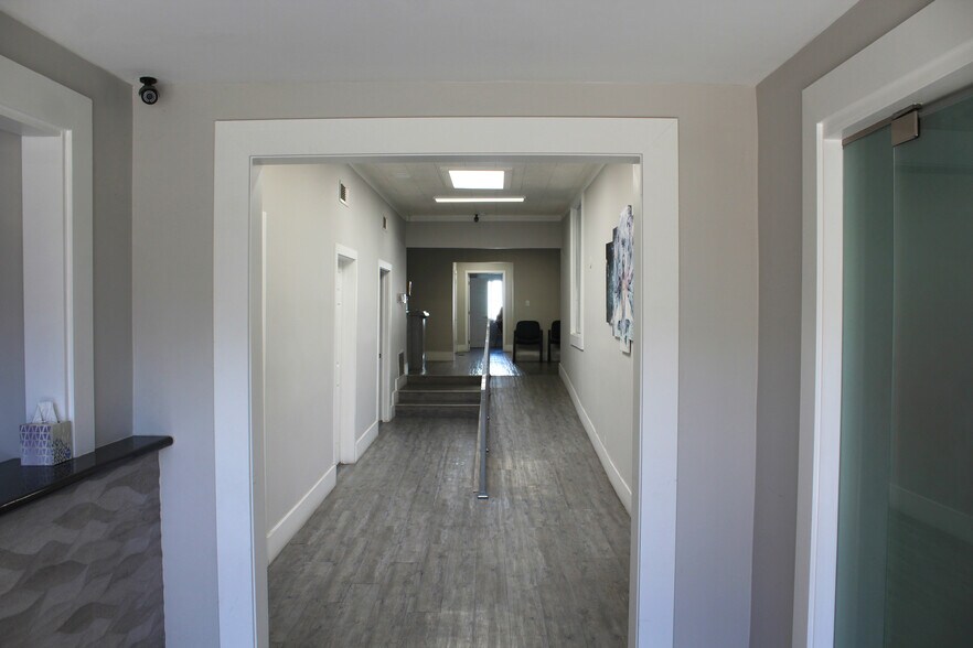 More Photos Of 6944 Reseda Blvd, Reseda Freestanding For Lease