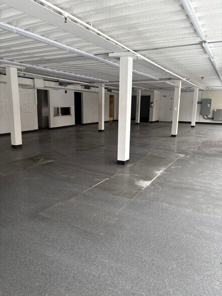 More Photos Of 1088 Rue De L'église, Verdun General Retail For Lease