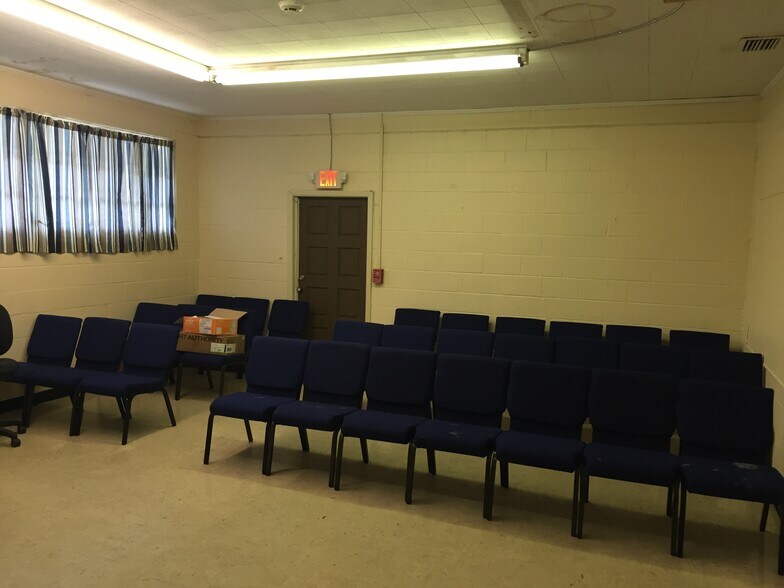 More Photos Of 6612 Arlington Expy, Jacksonville Schools For Lease