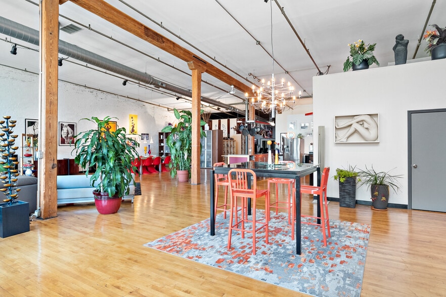 More Photos Of 2007-2009 Locust St, Saint Louis Storefront Retail Residential For Lease