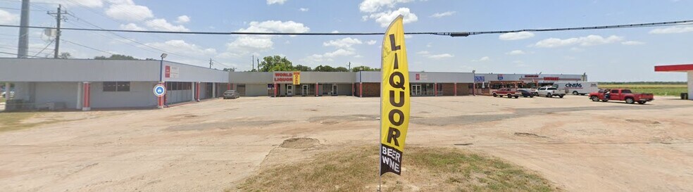 More Photos Of 1100 Main St, East Bernard Storefront For Lease