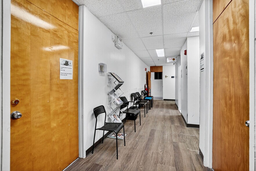 More Photos Of 1988 Rue Sainte-Catherine E, Montréal General Retail For Lease