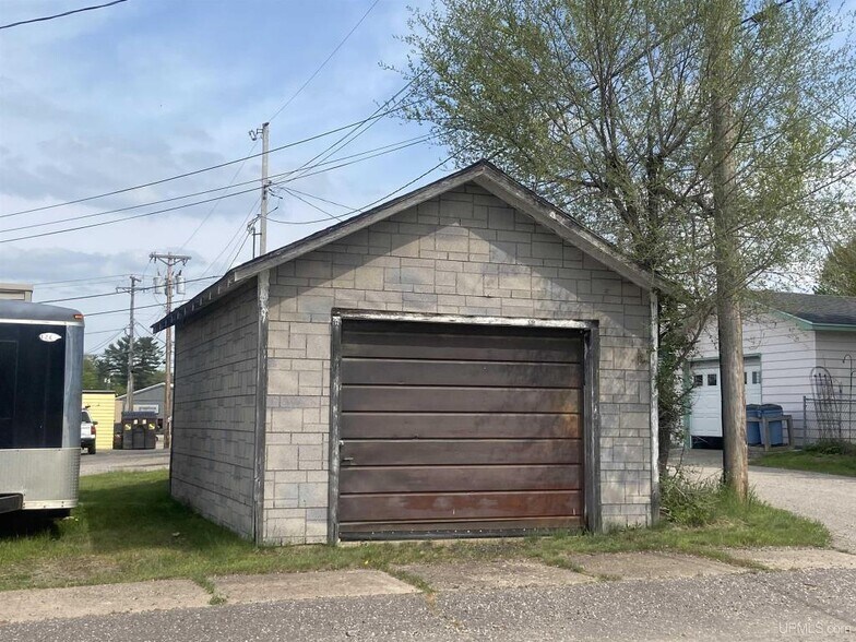 More Photos Of 393 Woodward Ave, Kingsford General Retail For Sale