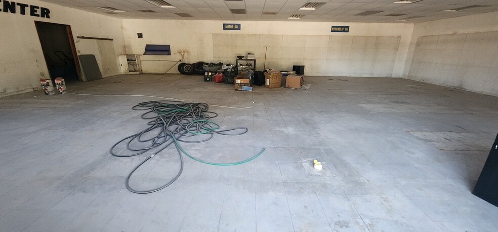 More Photos Of 284 S Center St, Pierson Auto Repair For Lease