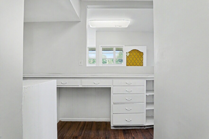 More Photos Of 1601 N State St, Augusta Office For Sale