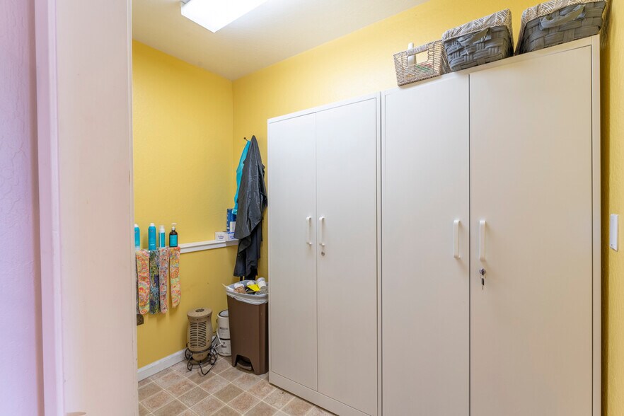 More Photos Of 483 E Chestnut St, Fort Bragg General Retail For Sale