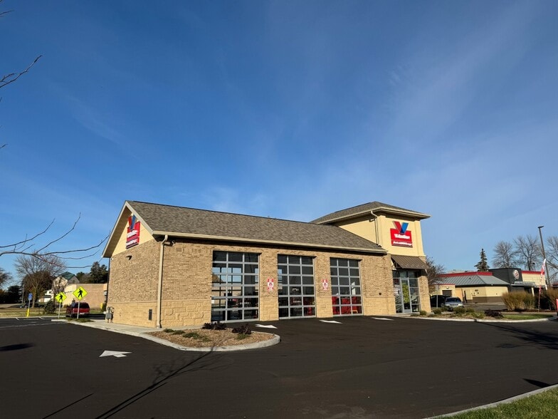 More Photos Of 7039 10th St N, Oakdale Auto Repair For Sale