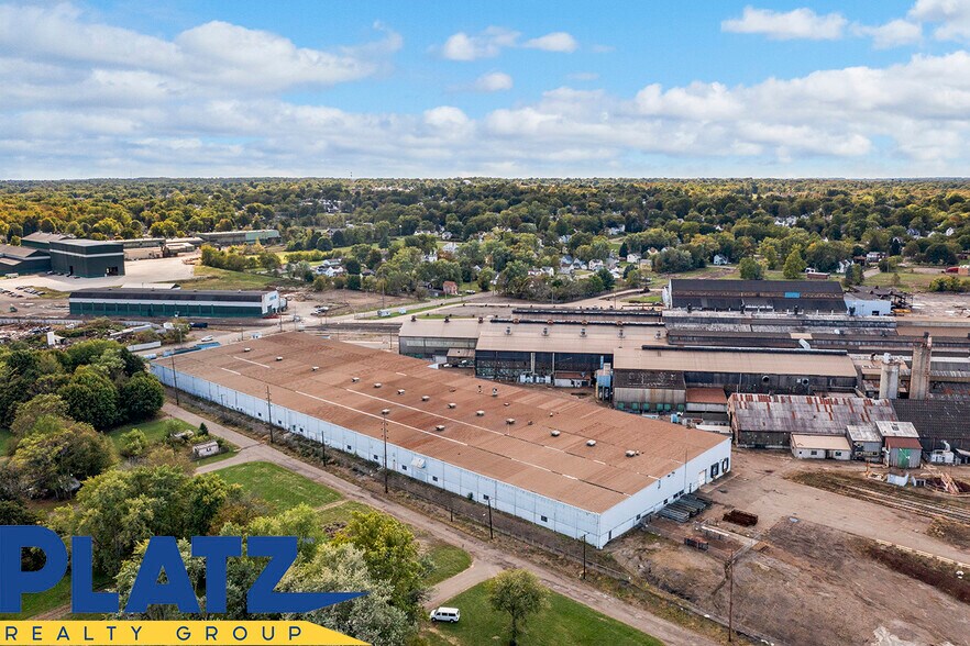 More Photos Of 1001 E Broadway St, Alliance Industrial For Lease