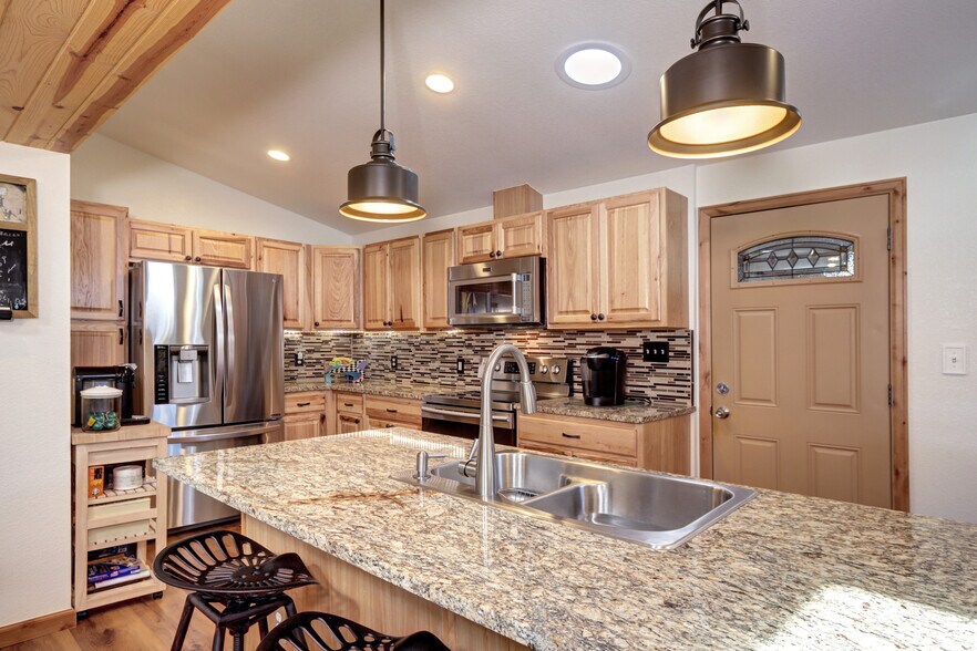 More Photos Of 609 Lupine St, Golden Light Distribution For Sale