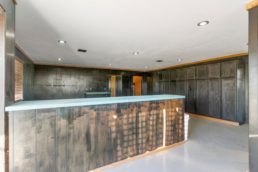 More Photos Of 600 W Cherry St, Cushing Warehouse For Lease