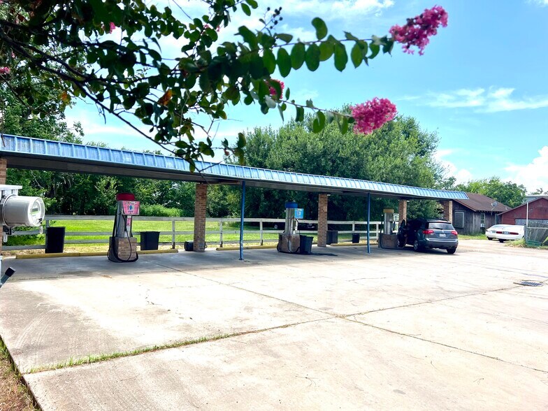 More Photos Of 2717 1/2 25th Ave N, Texas City Specialty For Sale