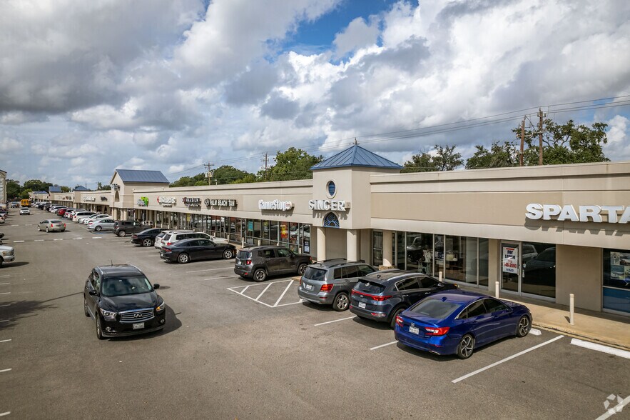 More Photos Of 4738-4938 Beechnut St, Houston Unknown For Lease