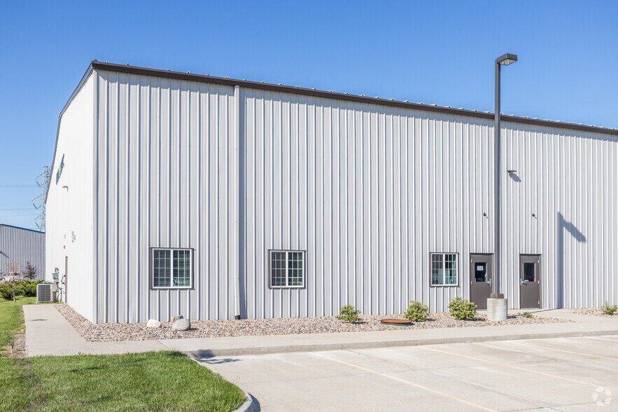 More Photos Of 6290 NE Industry Dr, Des Moines Warehouse For Lease