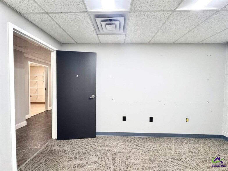 More Photos Of 801 Valley Dr, Perry Distribution For Lease