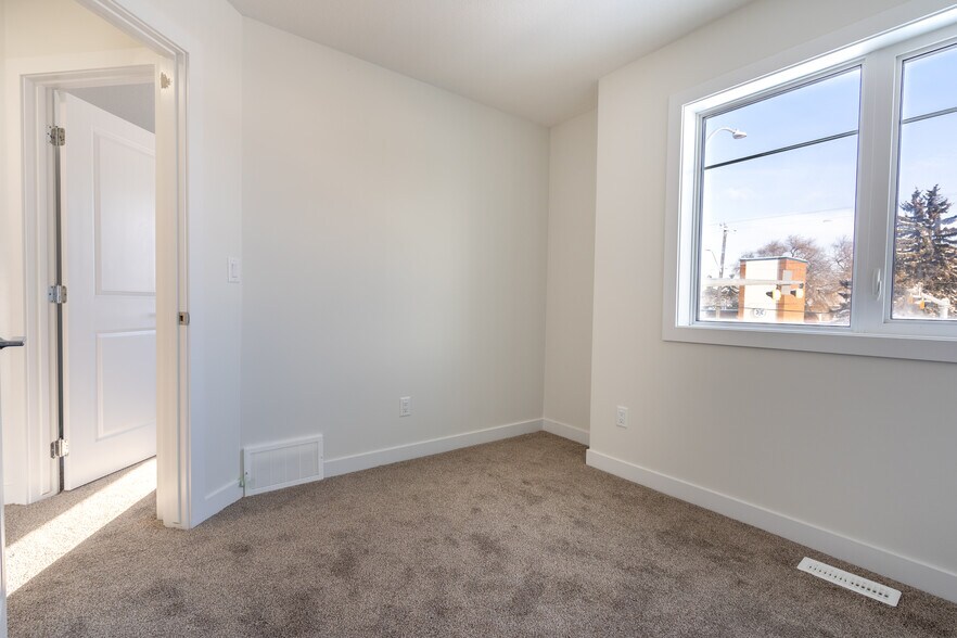 More Photos Of 10446 142 St NW, Edmonton Apartments For Sale