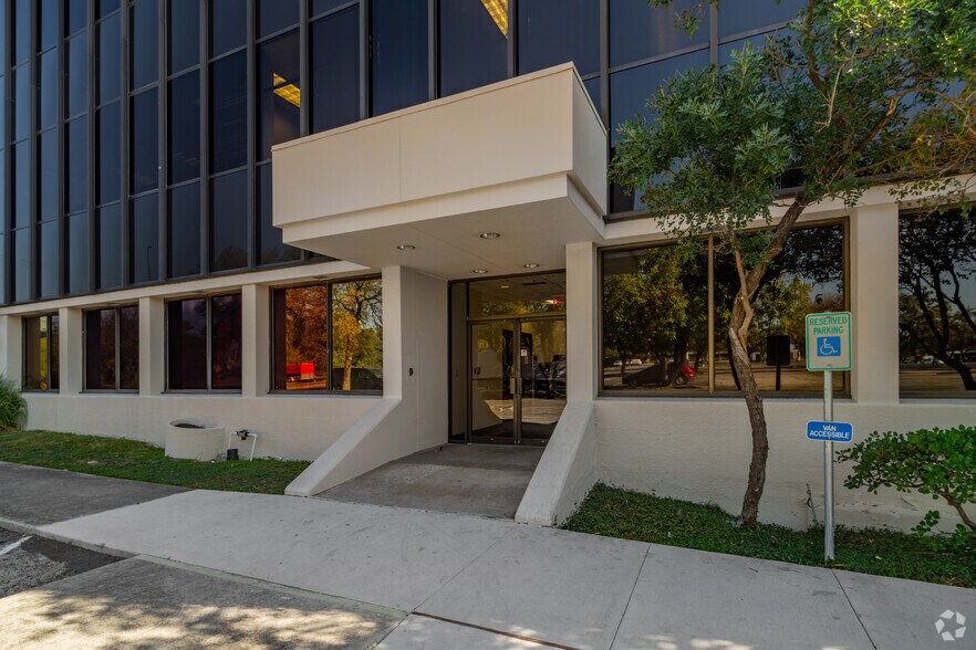 More Photos Of 8700 Tesoro Dr, San Antonio Unknown For Lease