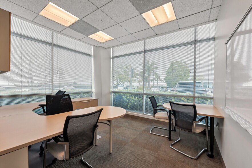 More Photos Of 855-865 Aviation Dr, Camarillo Airplane Hangar For Lease