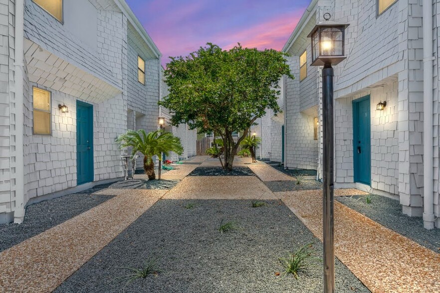 Primary Photo Of 928 Post Office St, Galveston Apartments For Sale