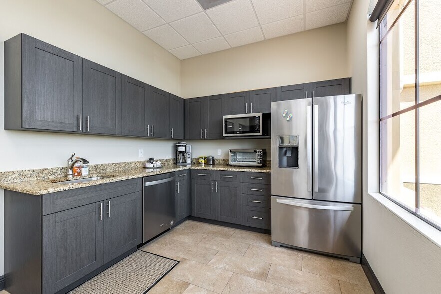 More Photos Of 422 NE 2nd Pl, Cape Coral Office For Lease